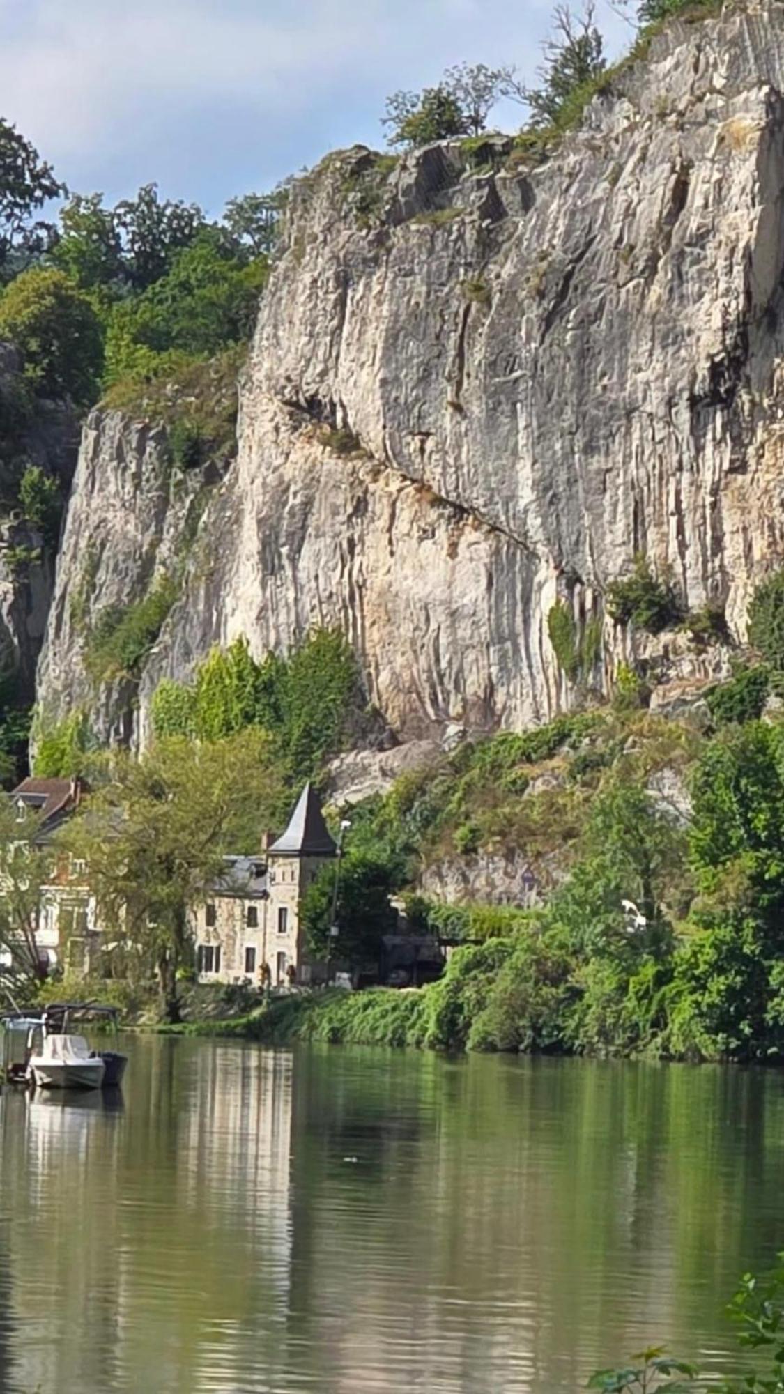 Pieds Dans L'Eau Private Wellness Bordure De Meuse Villa Lustin Eksteriør bilde